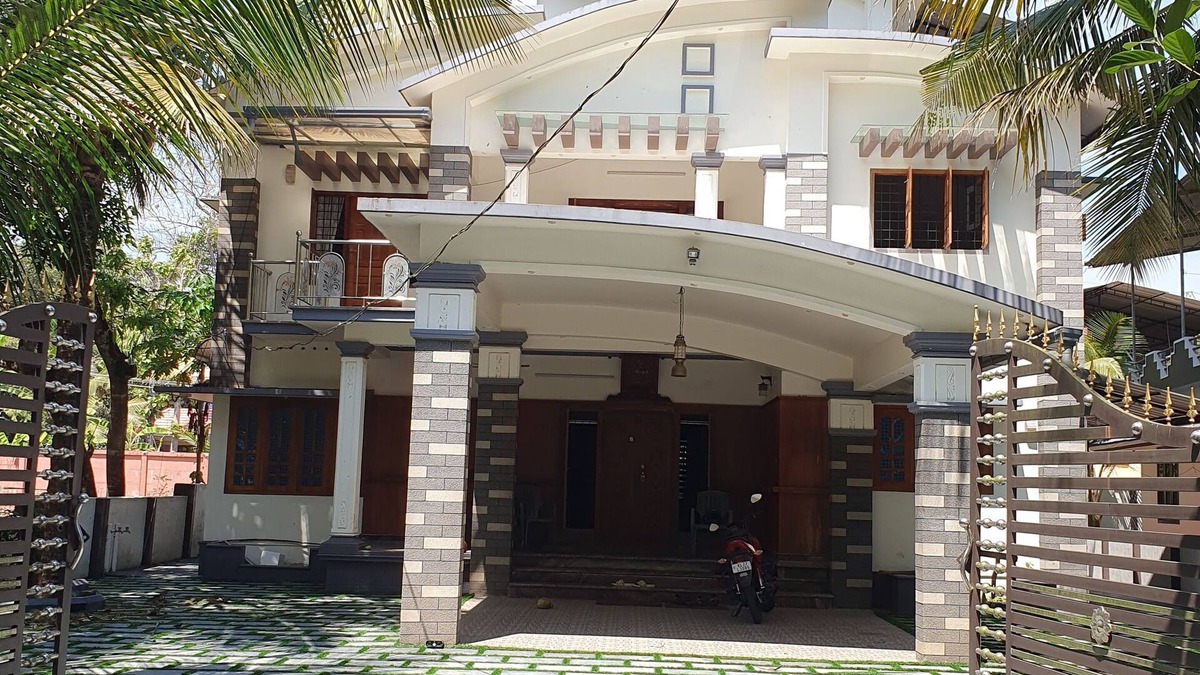 Kulanada House | 1.5km- town, Believers Hosp. 5 minutes to R. station. 2BHK, ensuite,A/C, balcony