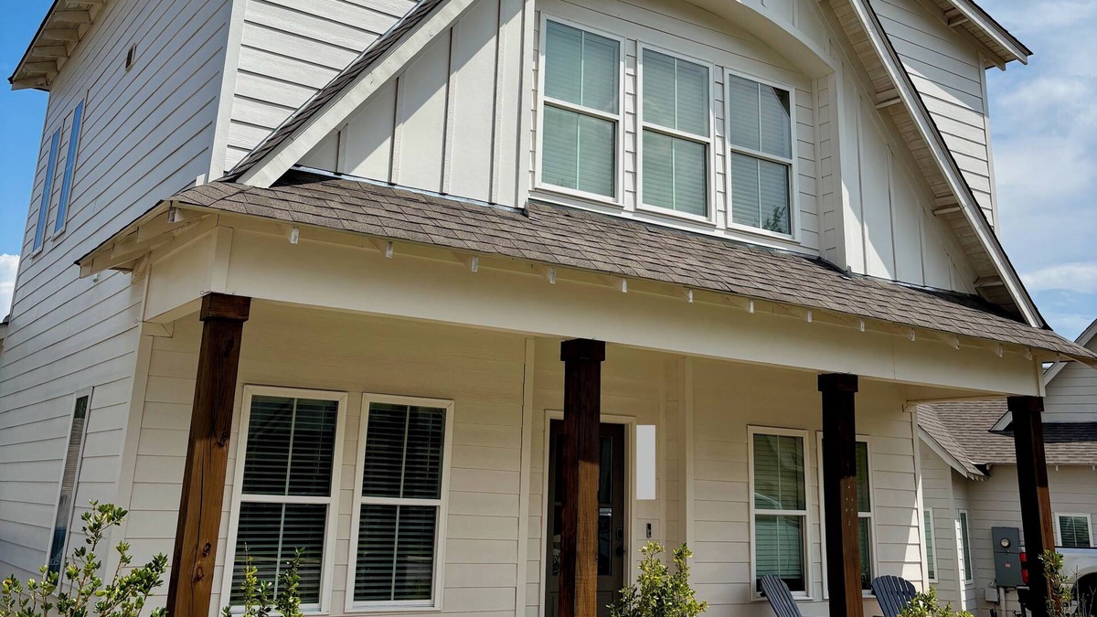 Auburn House | 1.6 miles from Jordan-Hare Stadium