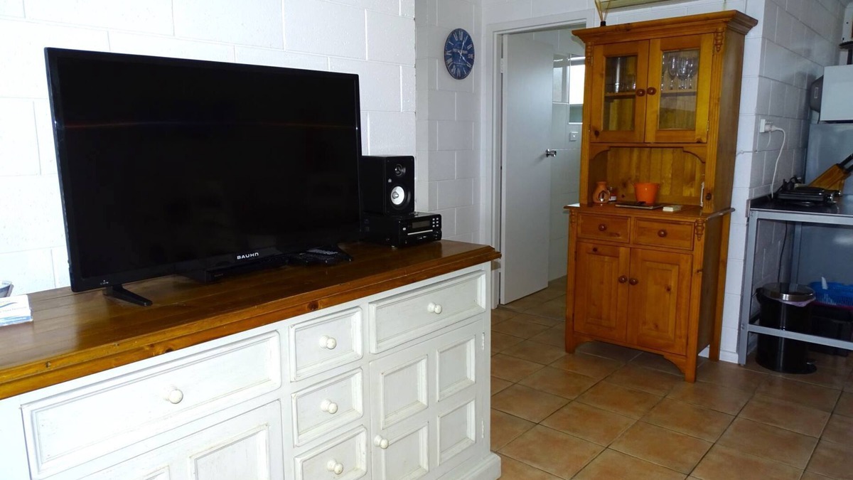 Port Vincent Hotel | 1/7 Cameron St, PT VINCENT (behind Gerimias) SLEEPS 5 ; 2 bedrooms - QN, Trio bunk BEDDING: Quilts and pillows provided (BYO all linen). Optional linen purchase @ $25 per person (1 week notice reqd) PROPERTY DETAILS: RC spli