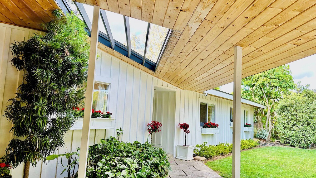 Riverside House | 1-Acre Gated Home AND Guesthouse. Heated Pool & Spa. Victoria Avenue Retreat.