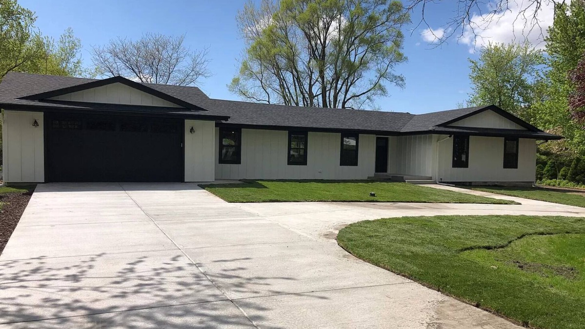 Grundy County House | 1 Acre newly remodeled Coal City home