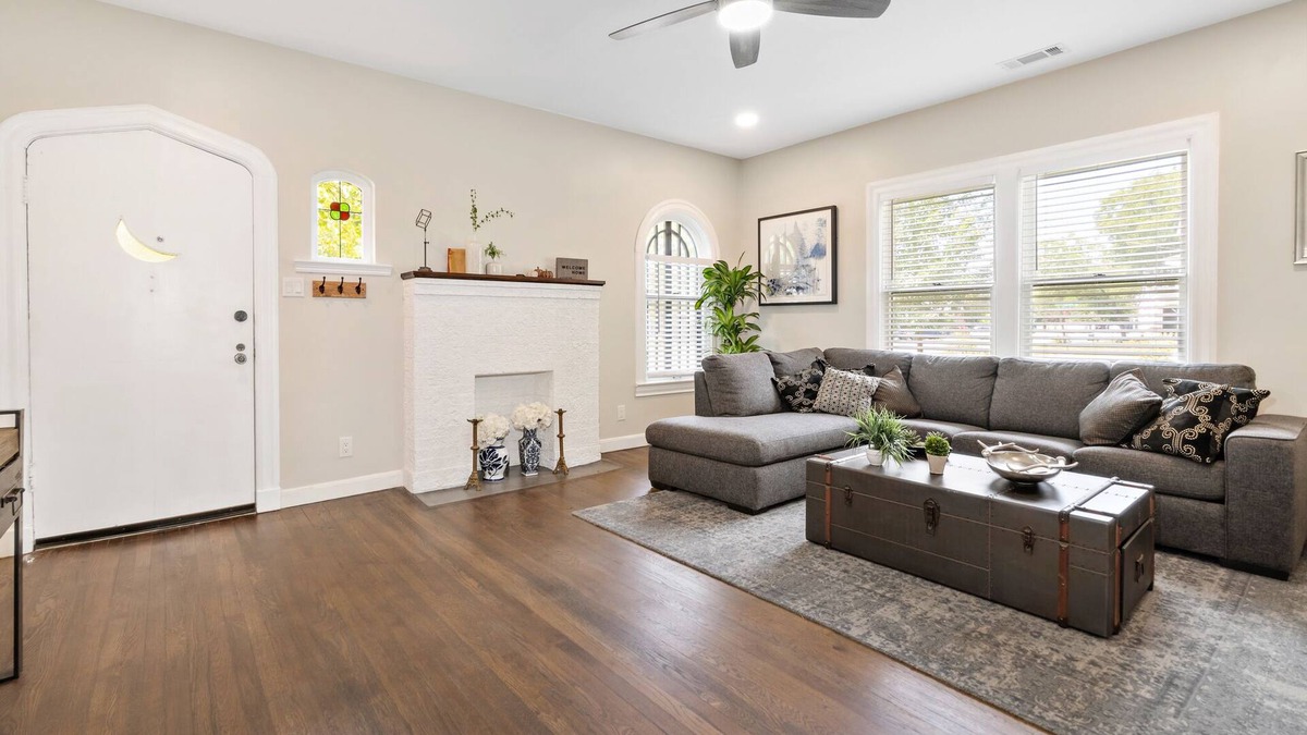 Hillsboro House | #1 Art Filled 2 Bed Tudor Brick Home - Downtown Hillsboro