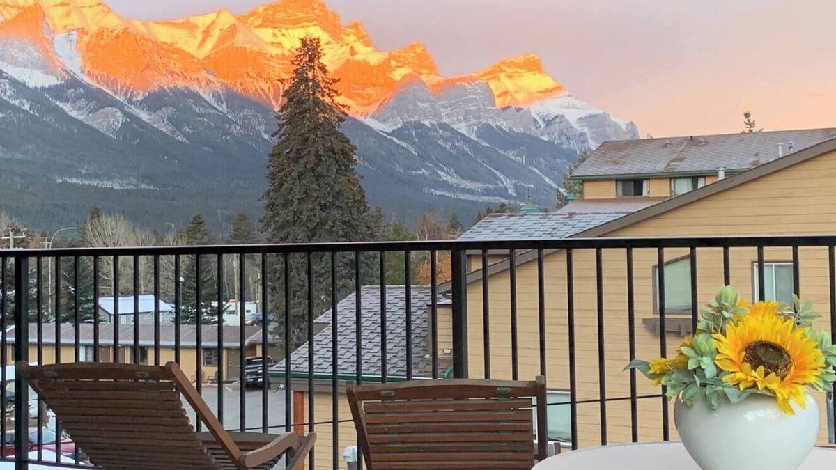 Canmore Apartment | 1 Bd corner unit stunning views wrap around deck
