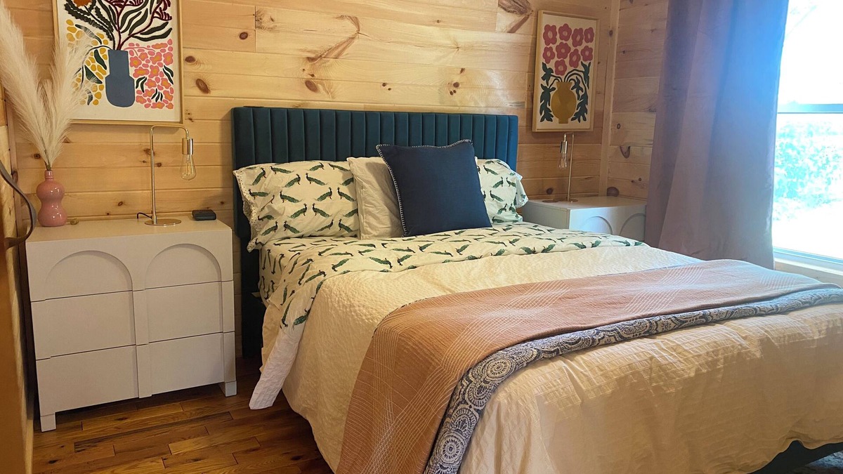 Amery Cabin | 1 Bdr Cabin unit Respite on Apple River. Kayaks, SUPs, and more! Pet friendly!