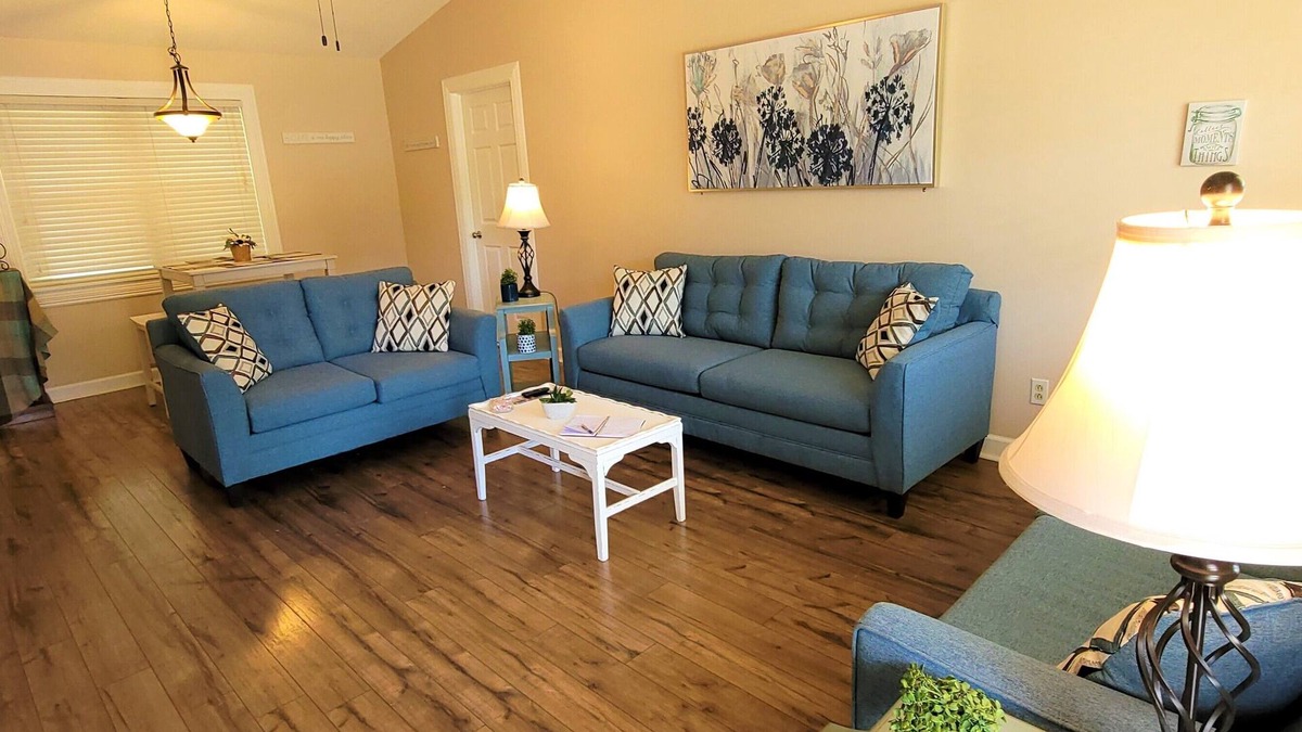 Athens House | 1 Bdrm home sleeps 2, 1 mile from I-65, shopping and dining. Fenced backyard