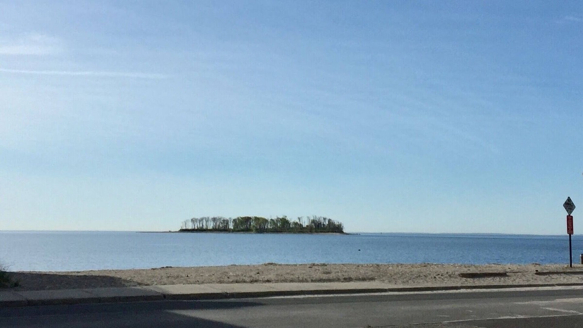 Milford Apartment | #1 Beautiful Milford Beach Right Across Street - Charles Island/Silver Sands Pk