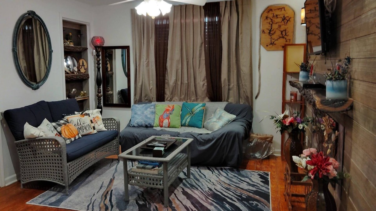 South Hyde Park House | 1 Bed/1 Bath near UMKC and The Plaza
