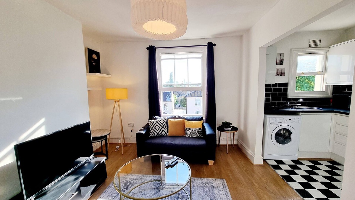 Mile End Apartment | 1 Bed Apartment -Near tube/Hospital/Queen Mary Uni