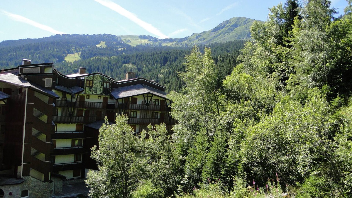 La Perriere Apartment | 1 Bed Apt, Sleeps 5, Sauna, Wifi, Covered Parking, Kitchenette, Close to Slopes