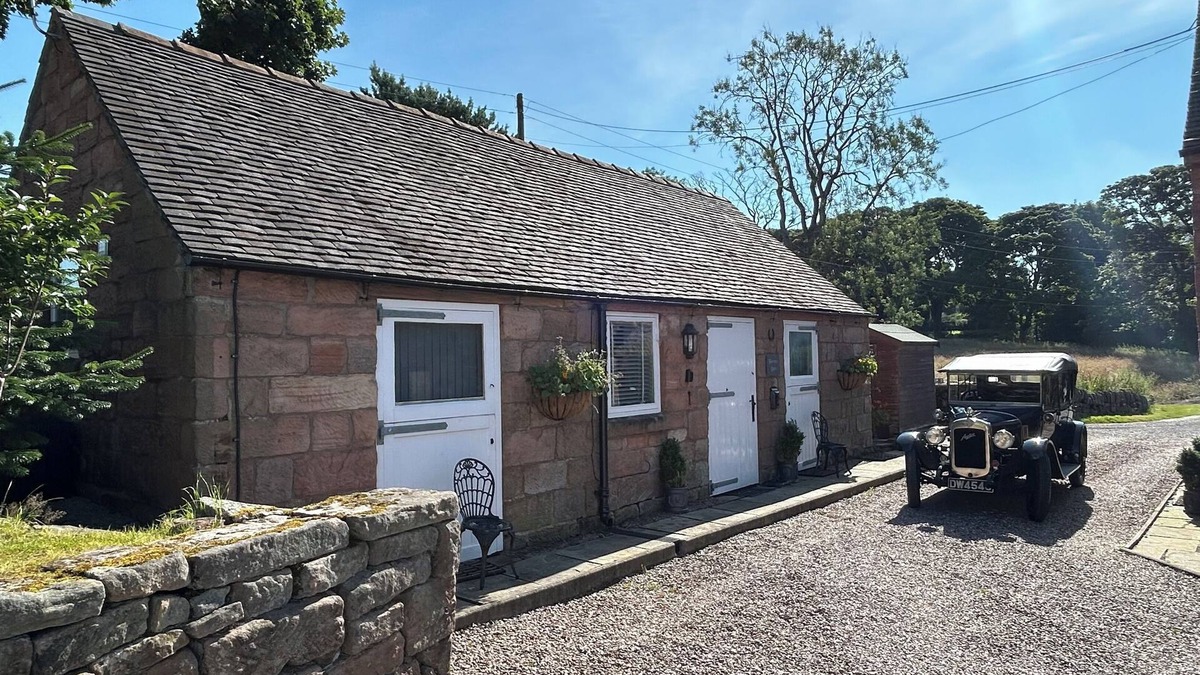 Cauldon Low House | 1 Bed Barn Alton Towers Chatsworth Polars Peaks