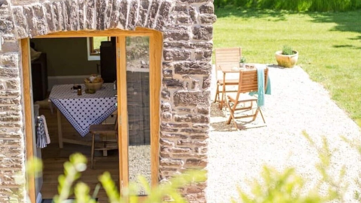 Usk Cottage | 1 bed Barn, open living space , pet friendly, rural, with easy access from M4nnn