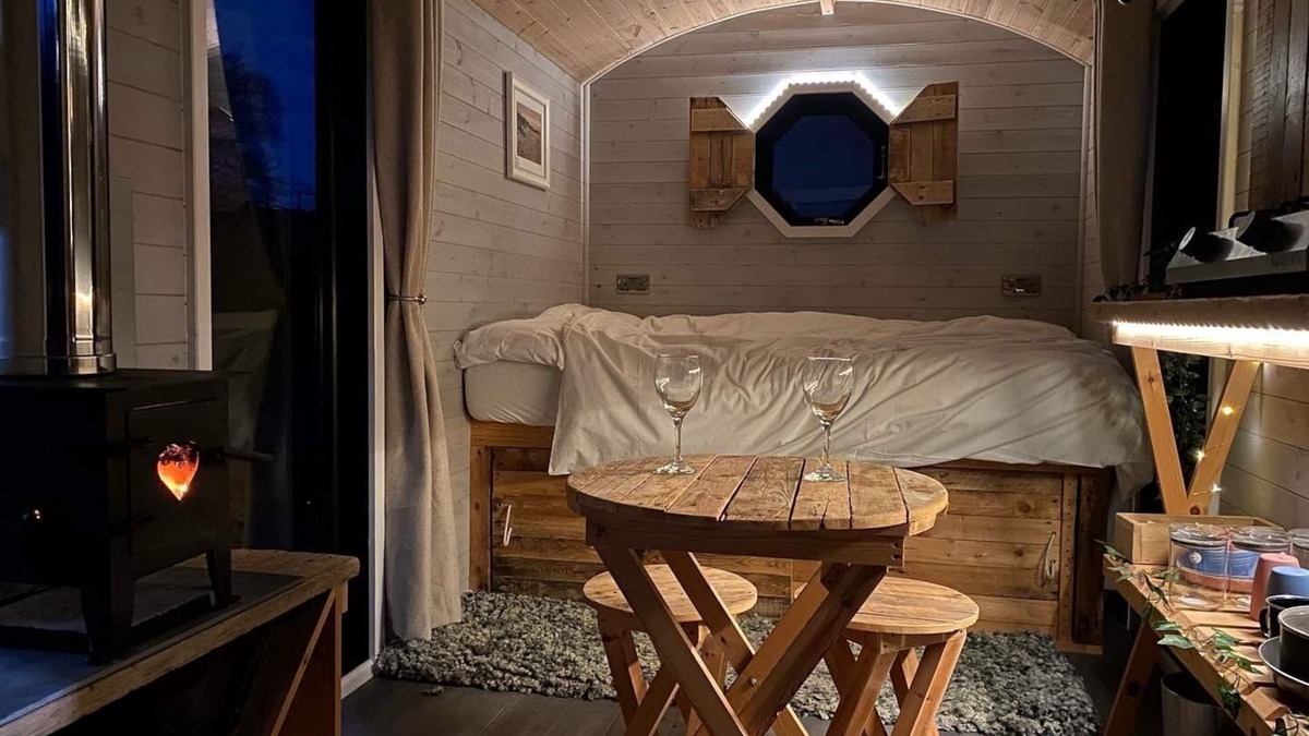 Horns Cross Cabin | 1 Bed Cabin - Sleeps 2 - HotTub - Parking - Garden