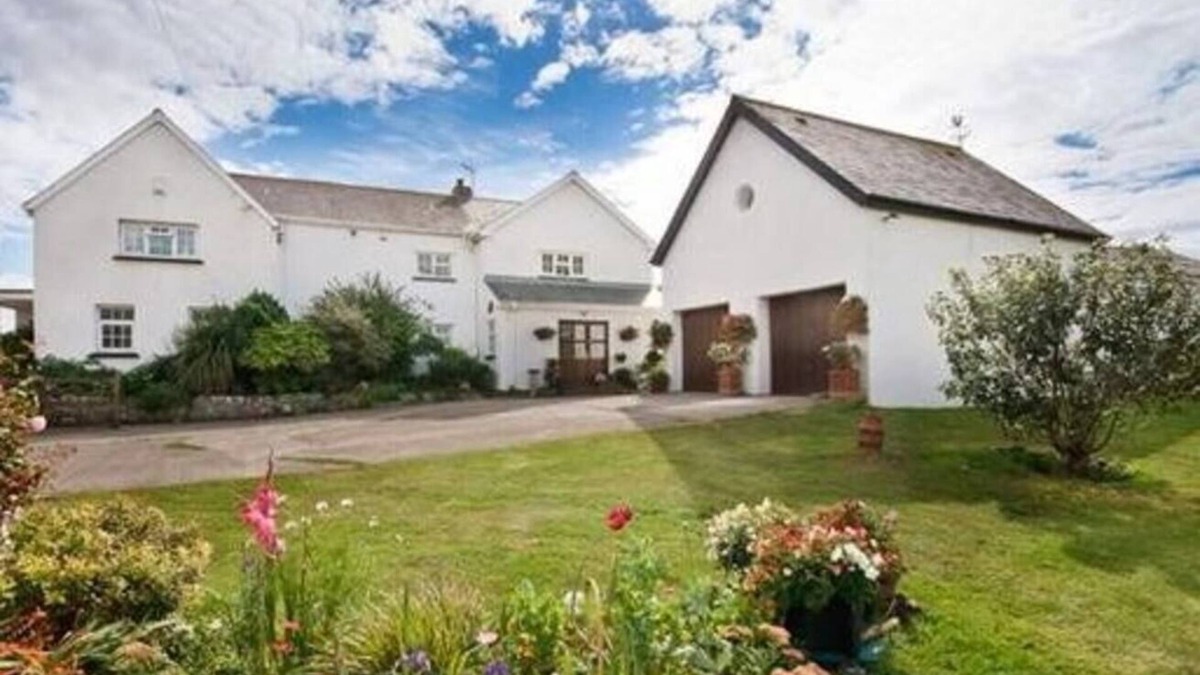 Gileston Cottage | 1-Bed Cottage on Coastal Pathway in South Wales