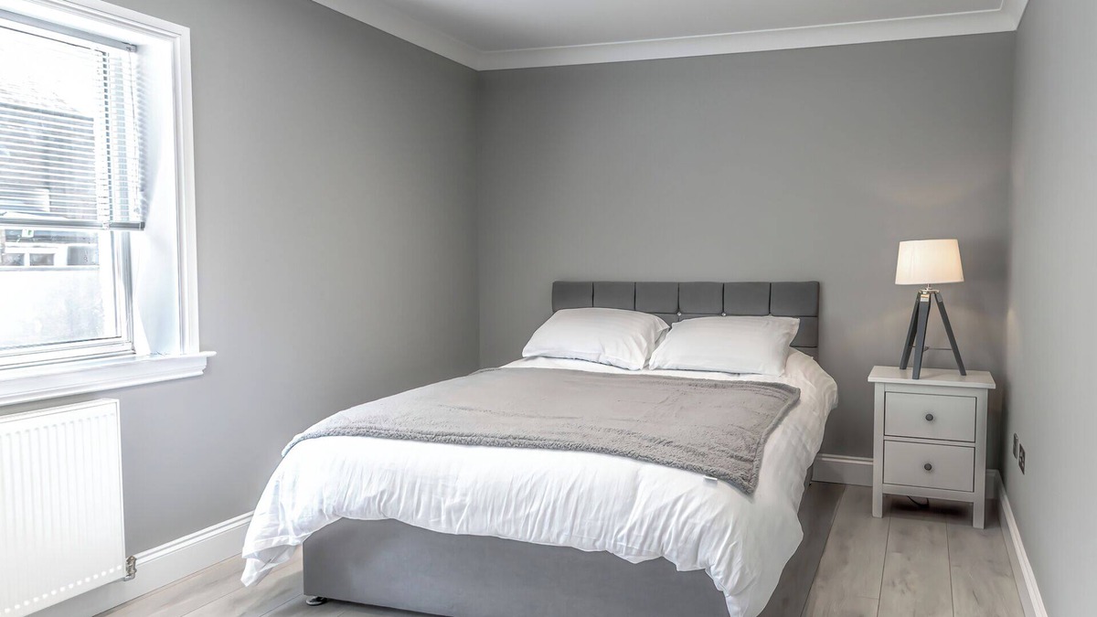 Kelty Cottage | 1 Bed Cottage-Sleeps 2-Parking-Pets-Hot Tub