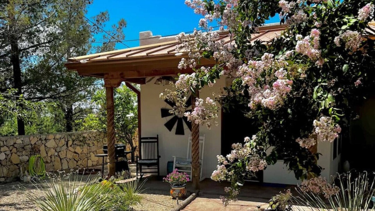 Mesilla Park House | 1 bed cute casita near NMSU, pet friendly