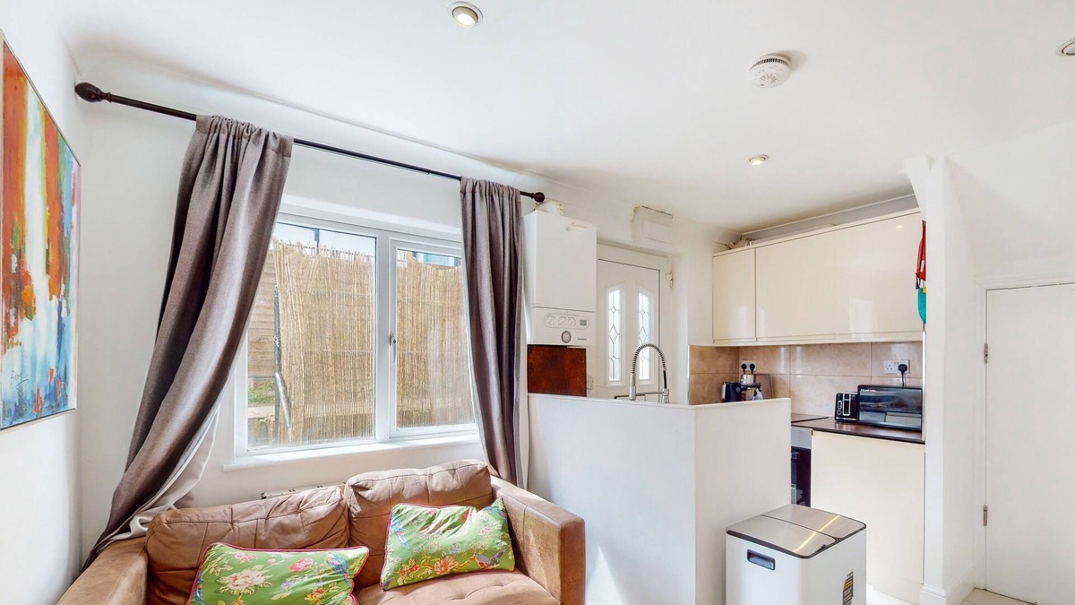 Friern Barnet Apartment | 1 Bed Flat in Arnos Grove Near Alexandra Palace
