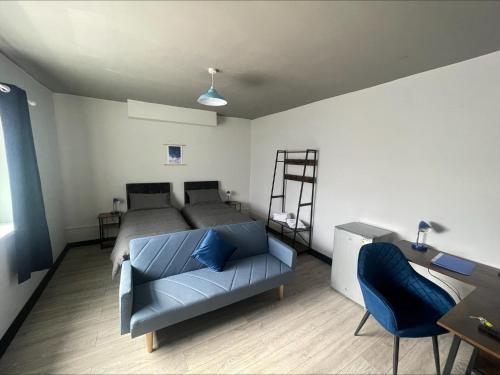 Wingate House | 1 Bed Flat with King or Twin Beds, Sofa Bed, Work space, Dining and SMART TV with Free Wifi Throughout!