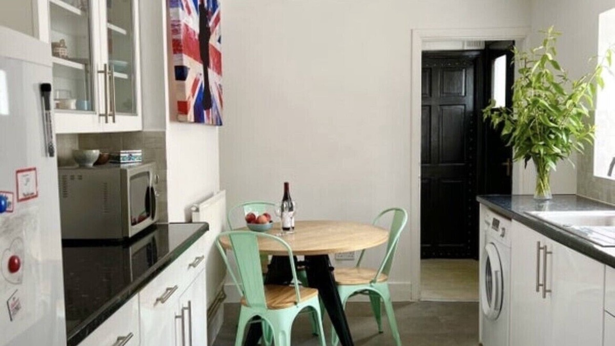 South Bermondsey Apartment | 1 bed garden flat (with 2 beds) for 2025 summer/autumn bookings in London