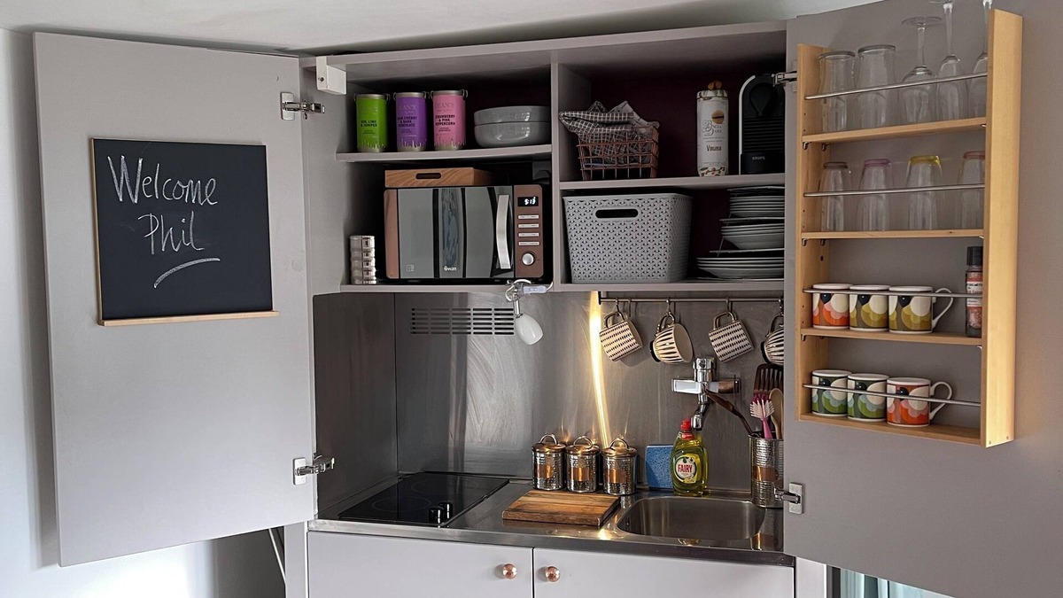 Rickmansworth House | 1 Bed Guesthouse - Chiltern/Met Lines Pied à Terre with Outside Seating Area