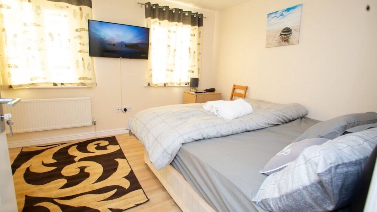 Thamesmead East House | 1 Bed House for Pleasure ,office work ,free parking ,near Elizabeth underground