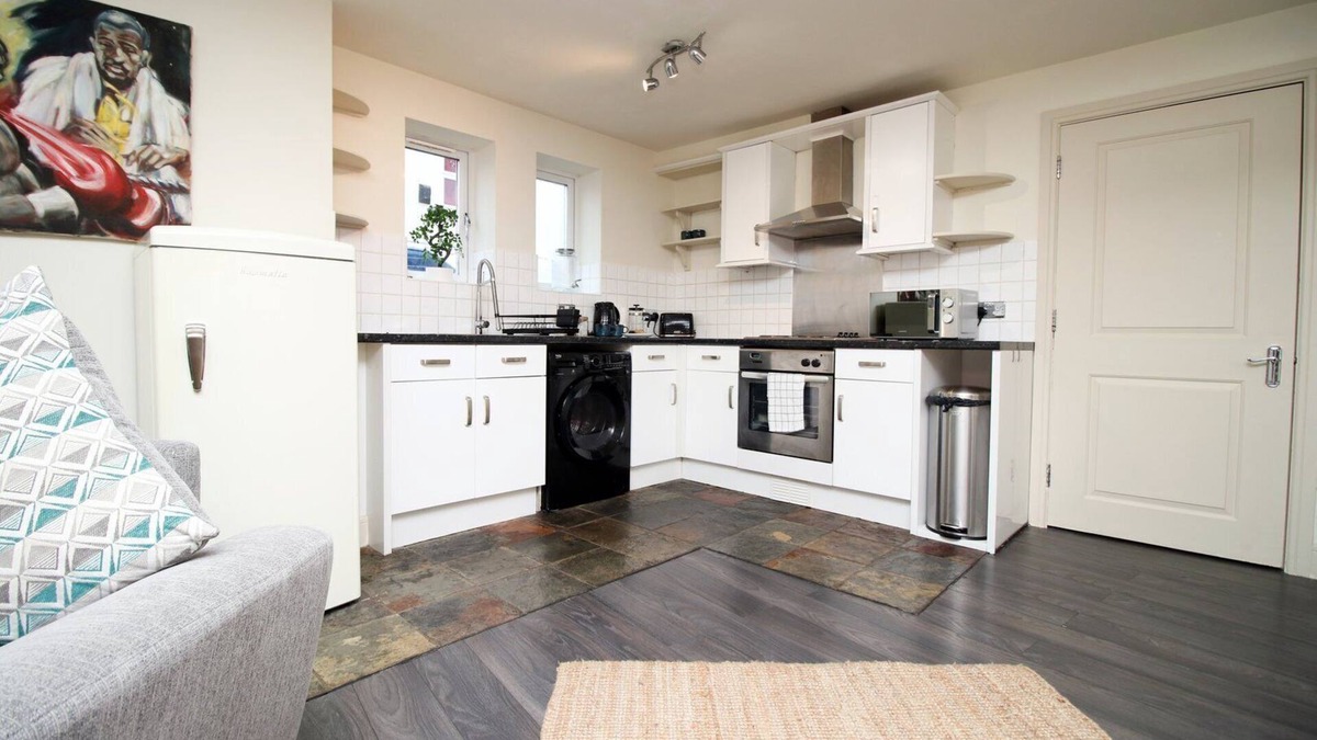 Southville House | 1 Bed in Residential Area close to Centre