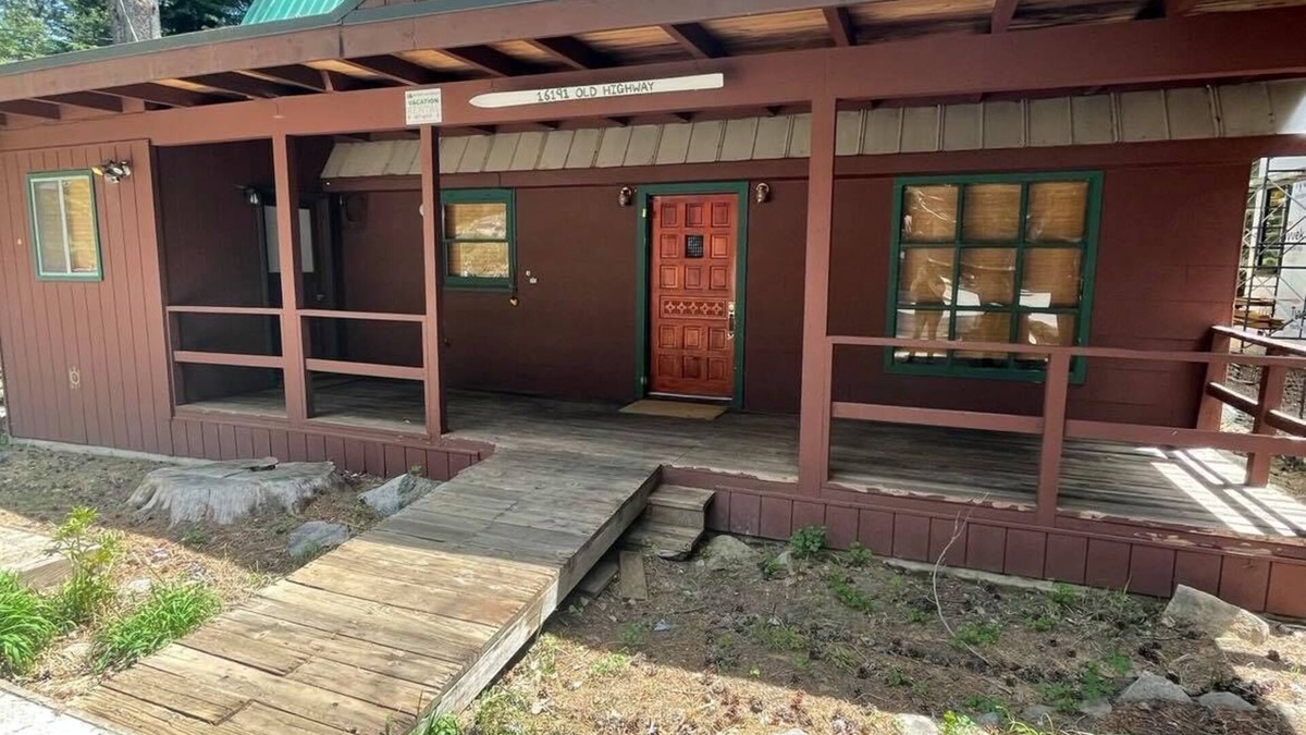 Donner Lake Woods House | 1 bed + kids room, 2 bath, sleeps 4 adults. West End of Donner Lake DLR#105