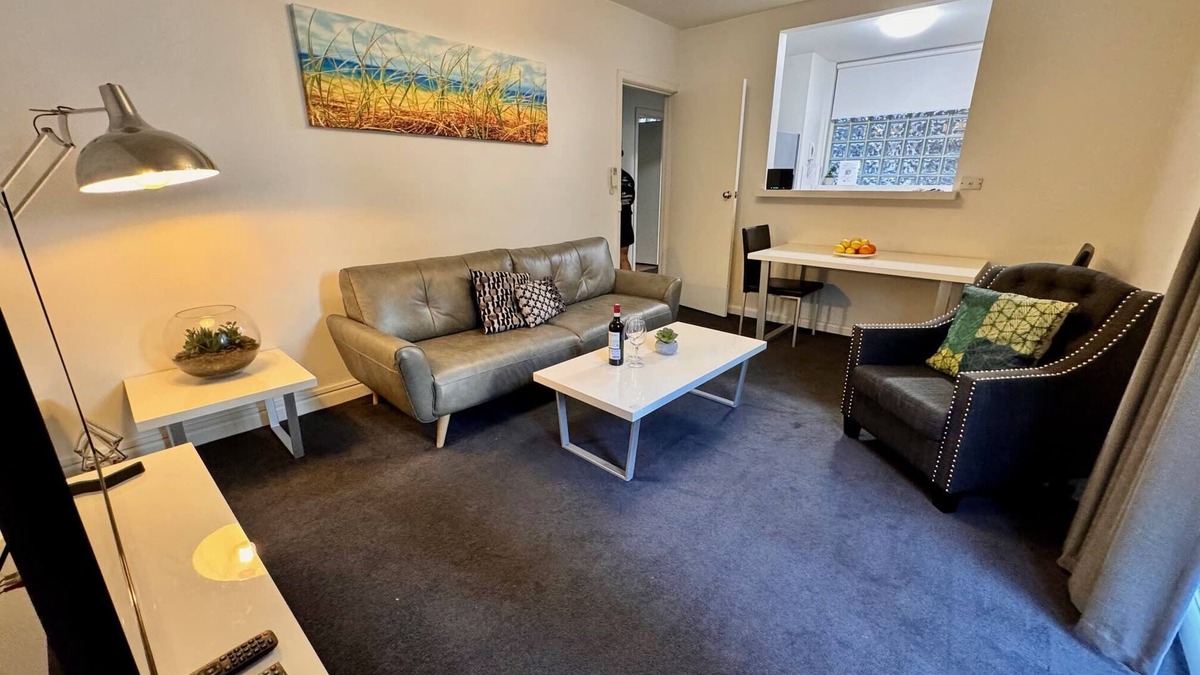 Melbourne Airport Apartment | 1 Bed King Bed W Parking & Walk to St Kilda Beach