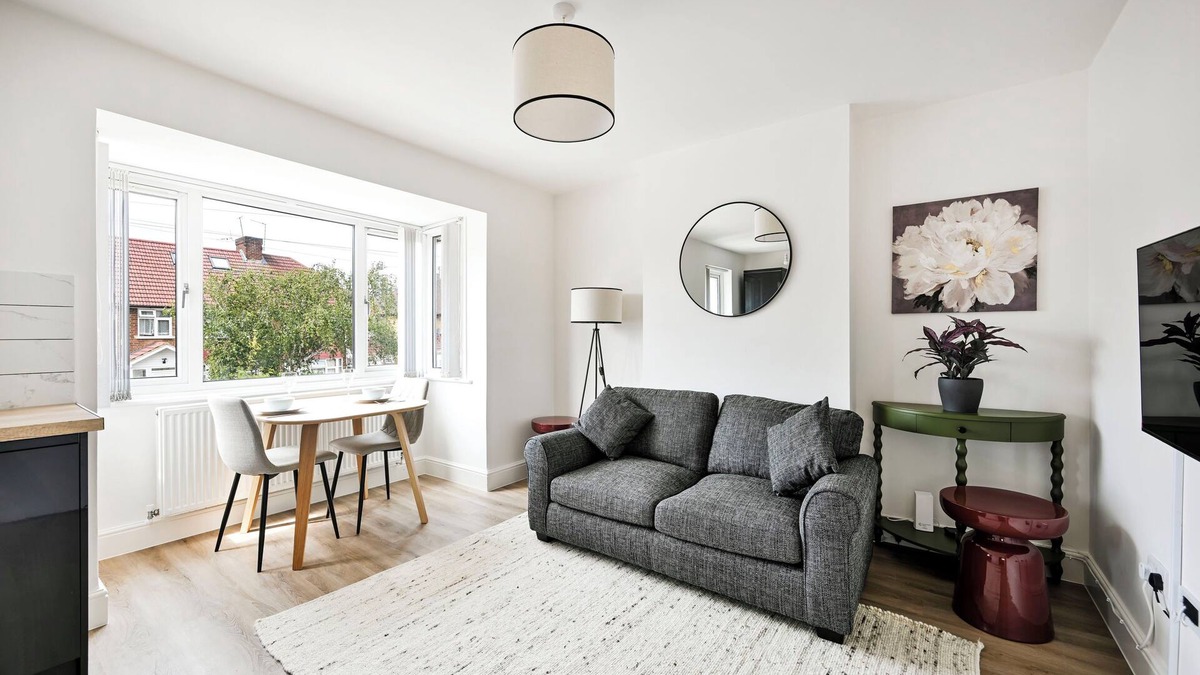 Burnt Oak Apartment | 1-Bed Near Shops & Transport