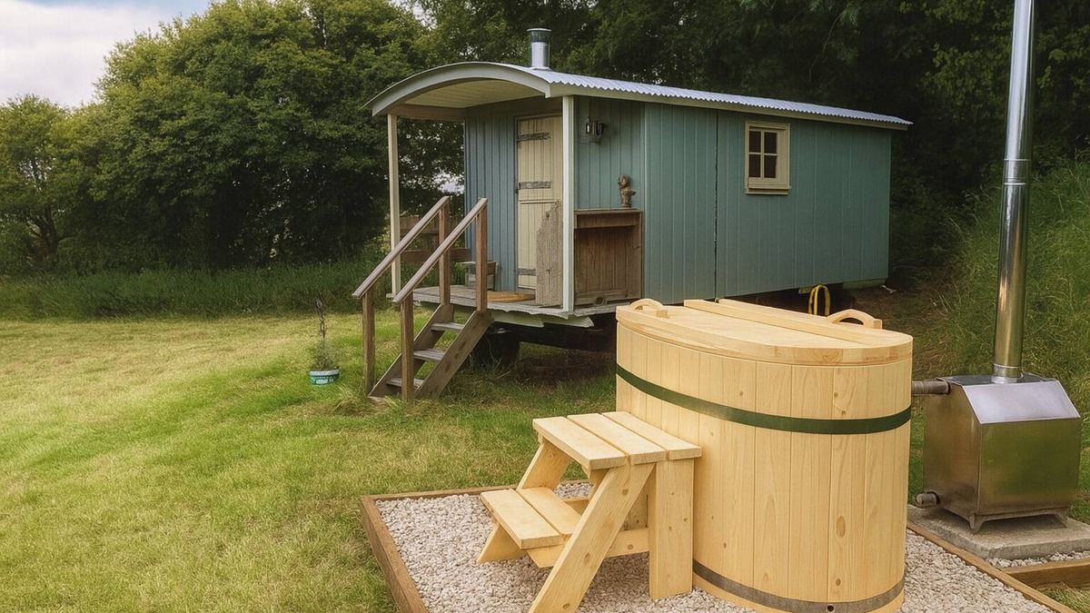 Redlynch Cabin | 1 Bed Shepherds Hut - Sleeps 2 -Wood Fired Hot Tub
