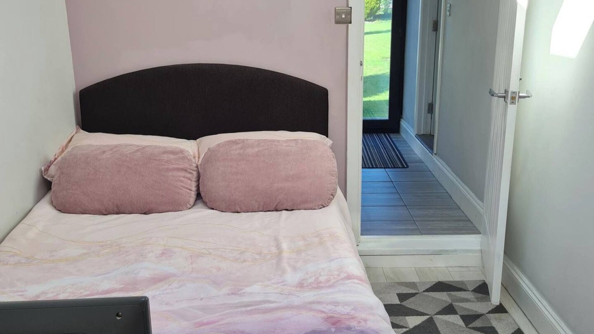 Old Harlow Apartment | 1 Bed-Sleeps 2-Parking-Garden-2 min train station