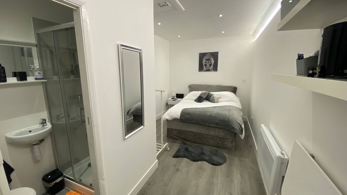 Hillingdon East Apartment | 1 Bed Studio - Sleeps 2 - Smoking - Parking - Wifi