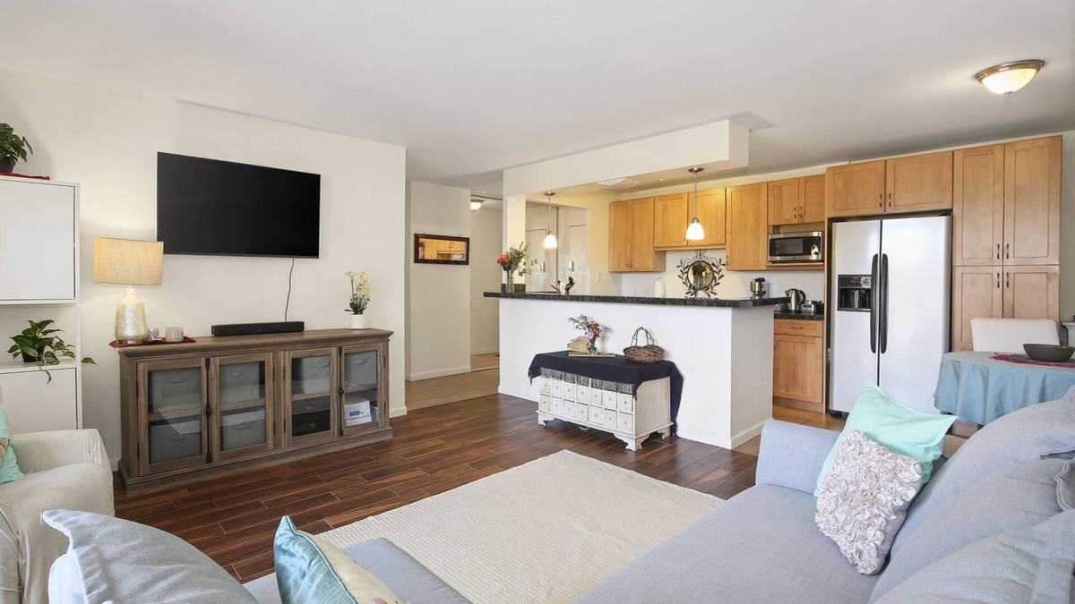 Hale Apartment | 1 BED-Sunny Apt-Denver- Pool, gym, sauna, Walk to dining, shops, hospitals;
