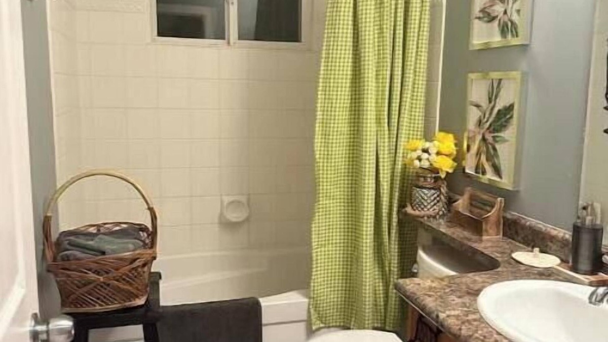 Walnut Grove House | 1 bedroom 1 double bed in langley