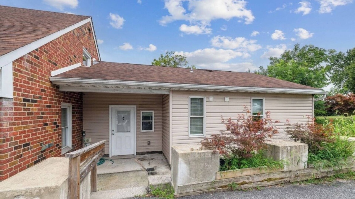 Parkville Apartment | 1 bedroom, 1 full bath shower, double vanity, full kitchen, eat in kitchen, deck