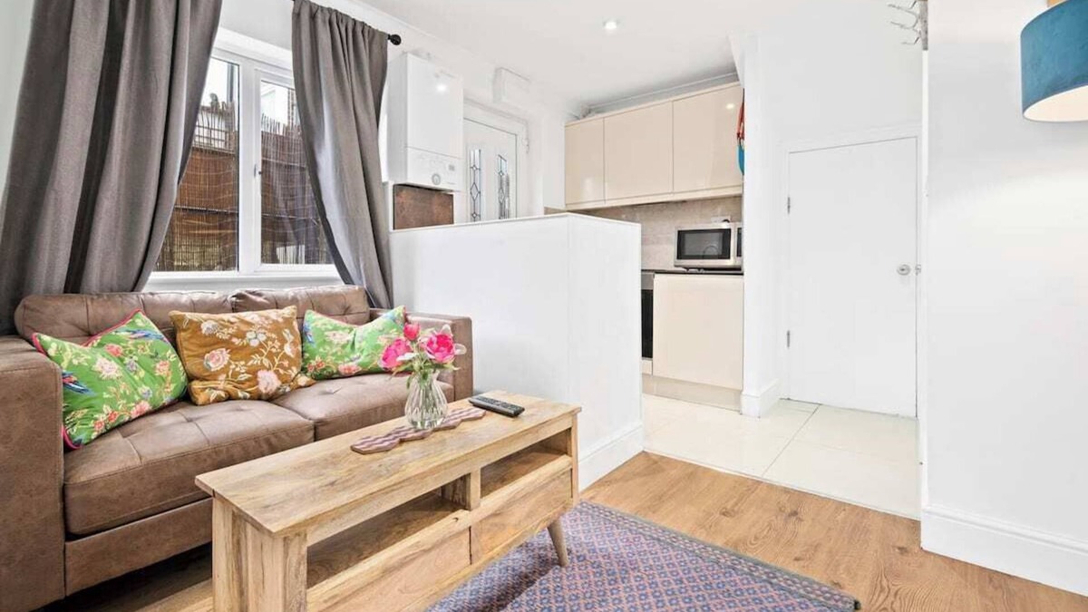 Friern Barnet Apartment | 1 bedroom 2 min New Southgate/Arnos Grove London