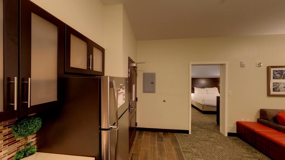 Bryant Pattengill East Condo | 1 Bedroom | 24 Hour Business Center + Indoor Pool