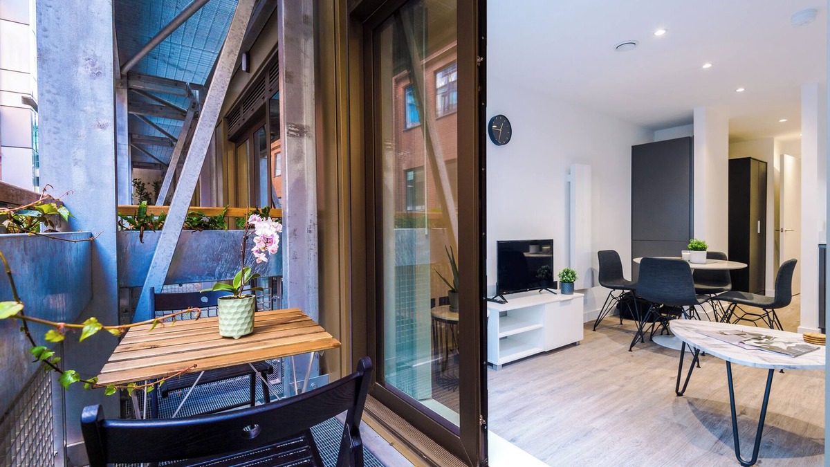 Chinatown Apartment | 1 Bedroom Apartment with Balcony