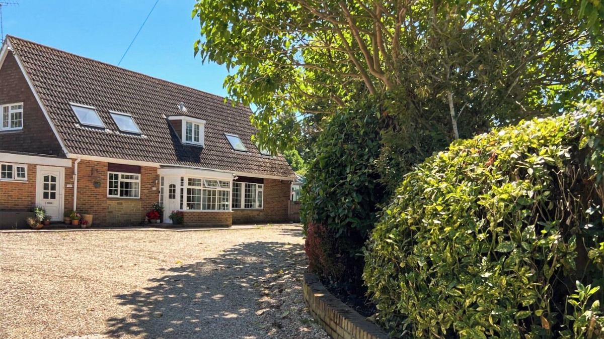 Littlehampton Cottage | 1 bedroom accommodation in Wick, near Littlehampton