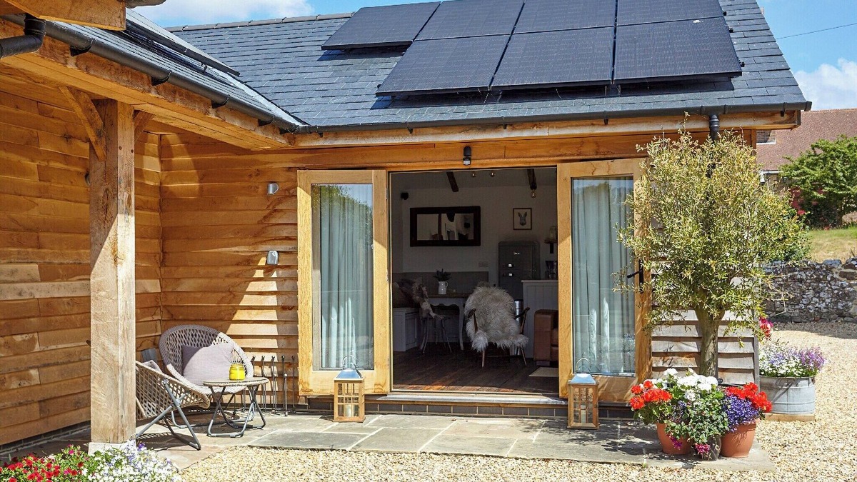 Newport Cabin | 1 bedroom accommodation in Brighstone