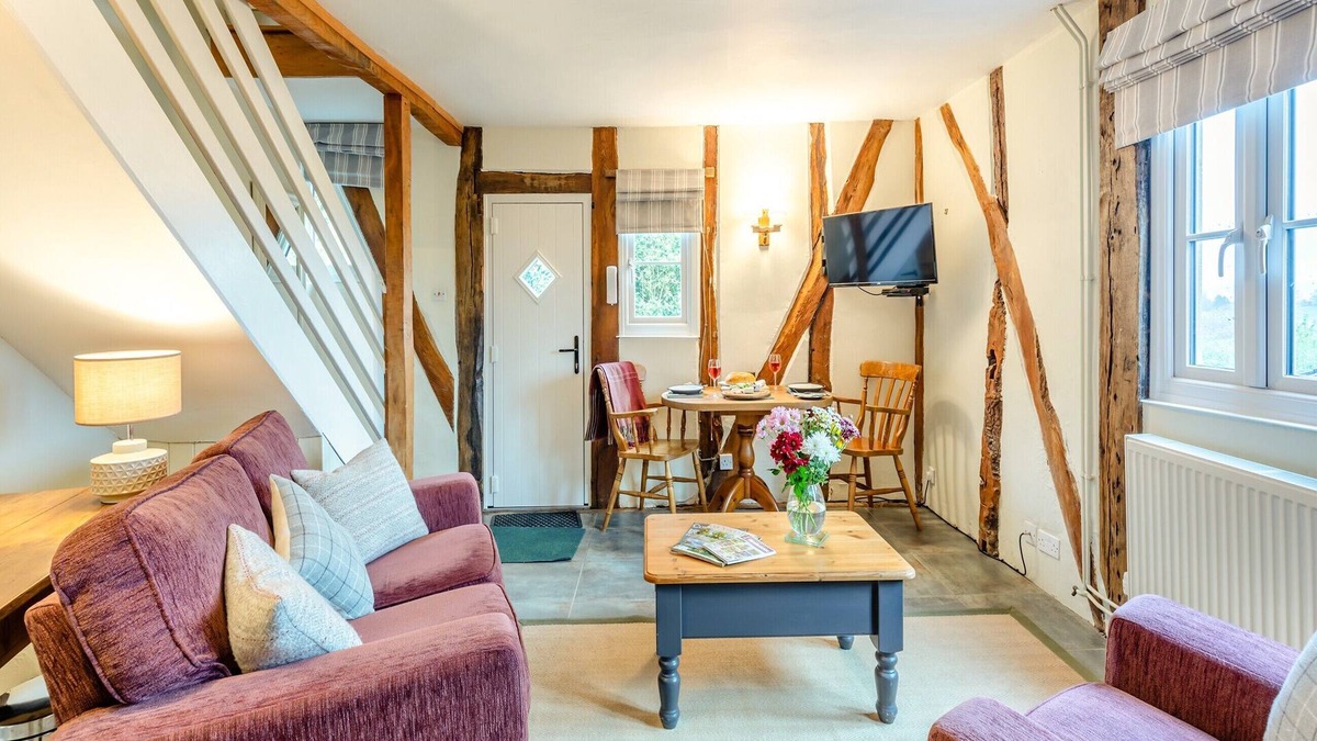 Hay-on-Wye Cabin | 1 bedroom accommodation in Ridgeway Cross, near Malvern