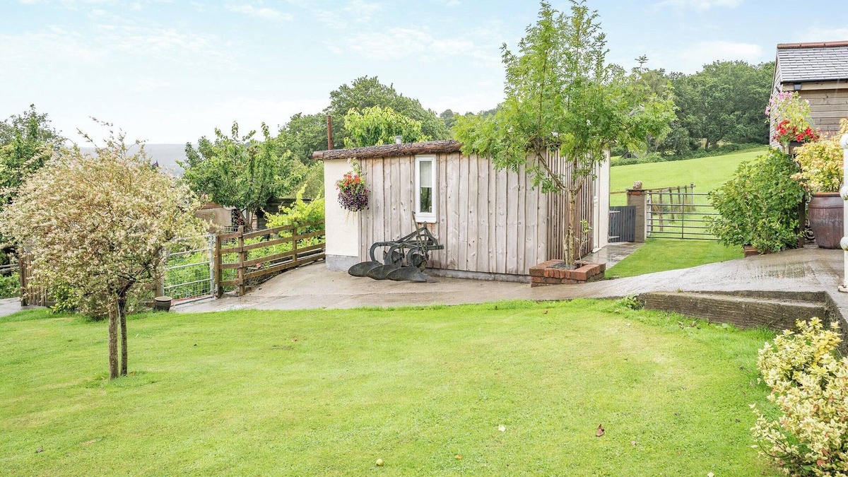 Mawr Cottage | 1 bedroom accommodation in Ammanford