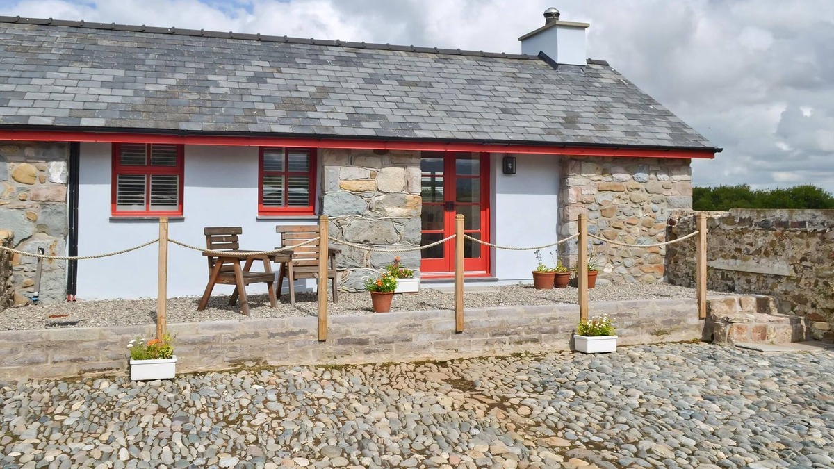 Llandwrog Cottage | 1 bedroom accommodation in Llandwrog, near Caernarfon