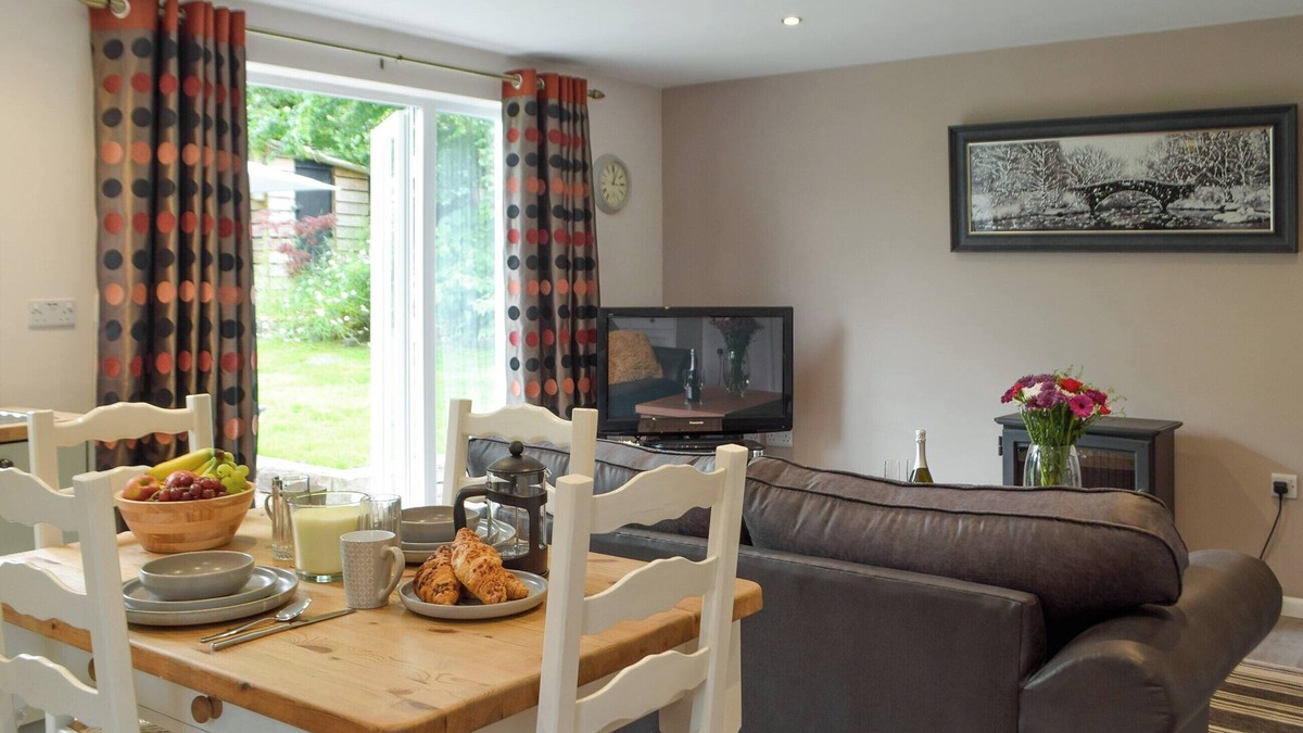 Llanllwchaiarn Cottage | 1 bedroom accommodation in Cross Inn