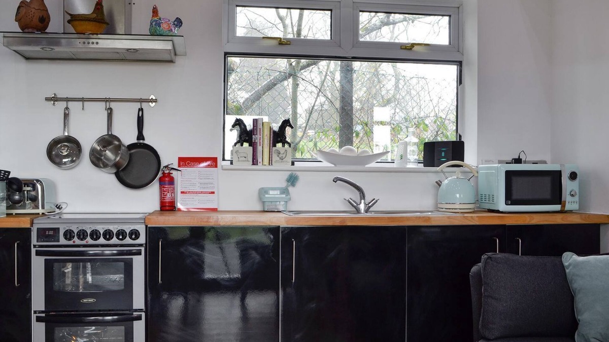 Aberdare Cottage | 1 bedroom accommodation in Llwydcoed, near Aberdare