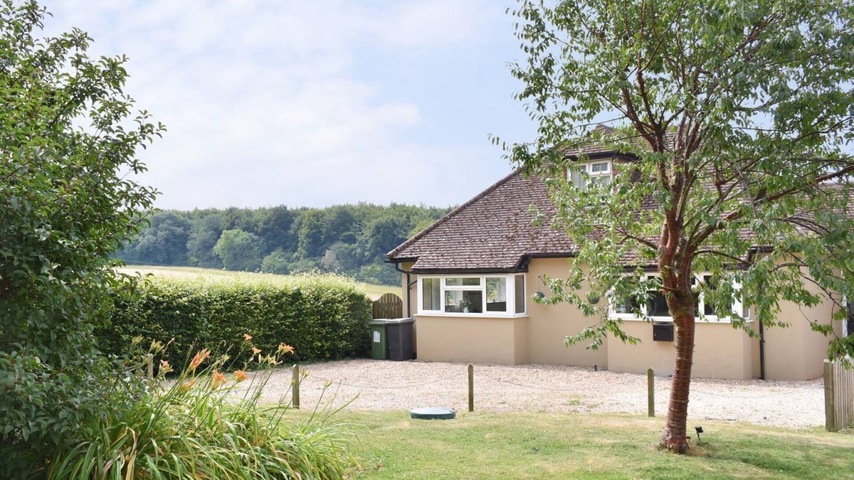 Freefolk Cottage | 1 bedroom accommodation in Woodmancott, near Winchester