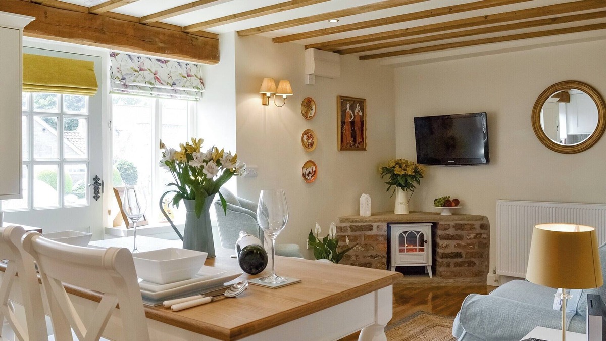 Wrelton Cottage | 1 bedroom accommodation in Wrelton, near Pickering