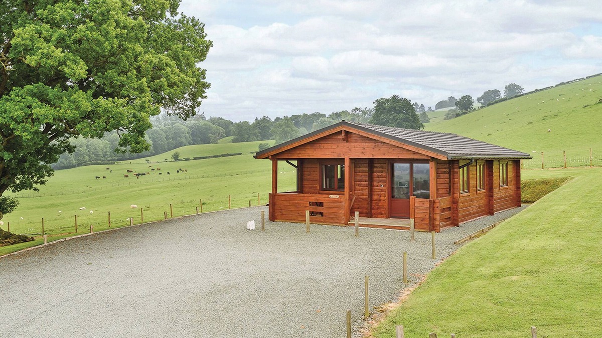 Caersws Ski Chalet | 1 bedroom accommodation in Llandinam, Powys