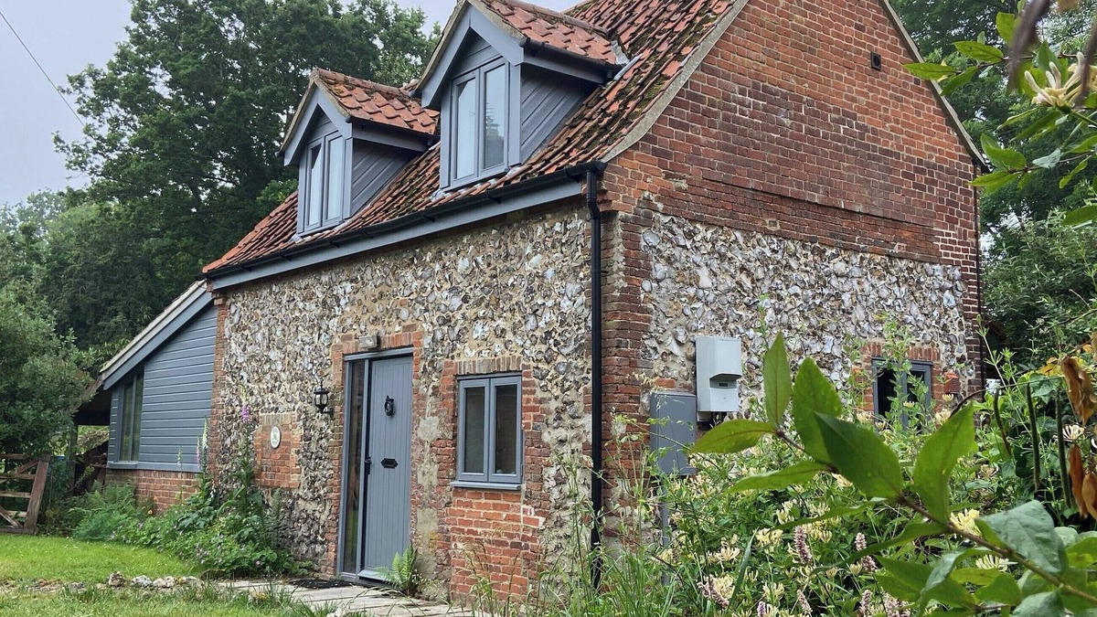 Irstead Cottage | 1 bedroom accommodation in Little Haubois, near Norwich