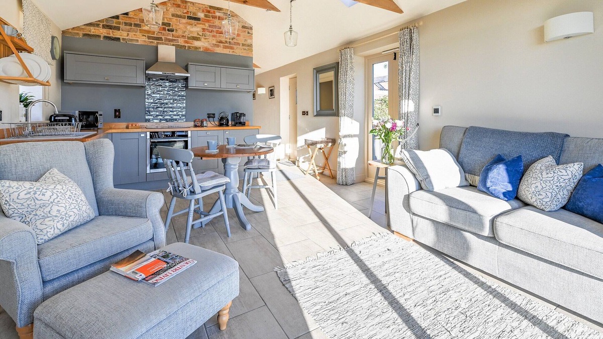 Lincoln Cottage | 1 bedroom accommodation in Walcott, near Lincoln