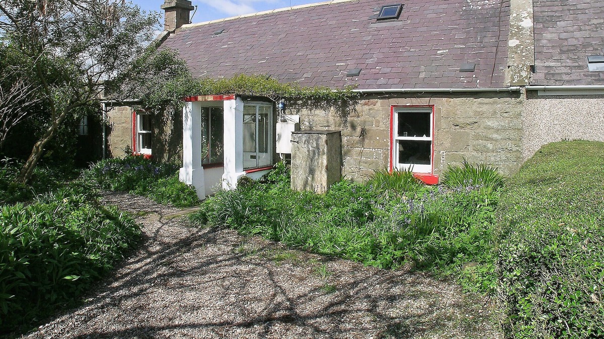Montrose Cottage | 1 bedroom accommodation in St. Cyrus, Montrose